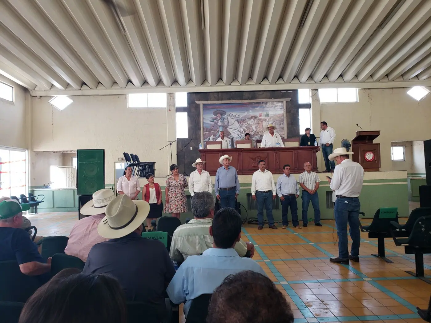 Asamblea ejidal en salón comunitario
