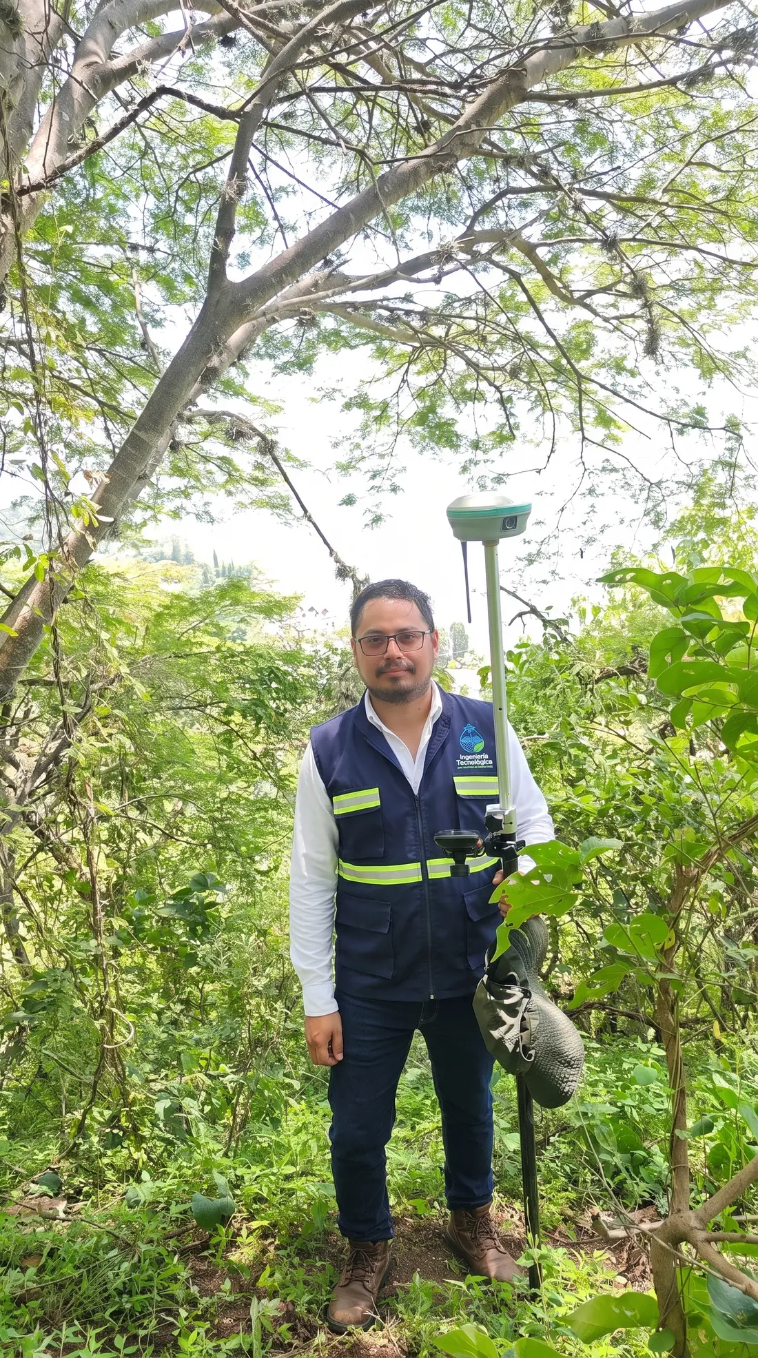 Brigadista de ITECSA con chaleco y receptor GNSS en una zona de vegetación