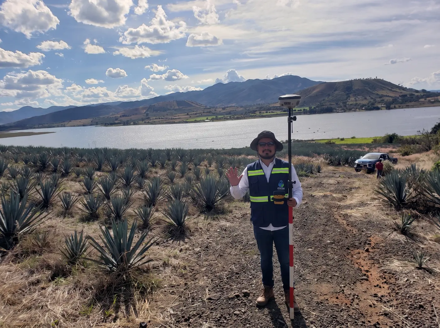 Levantamiento con bastón GNSS entre agave junto a una presa