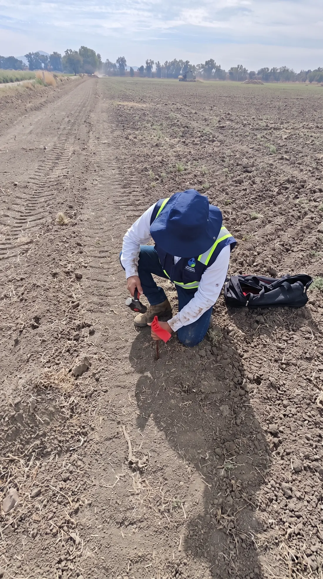 Brigadista marcando un vértice en campo